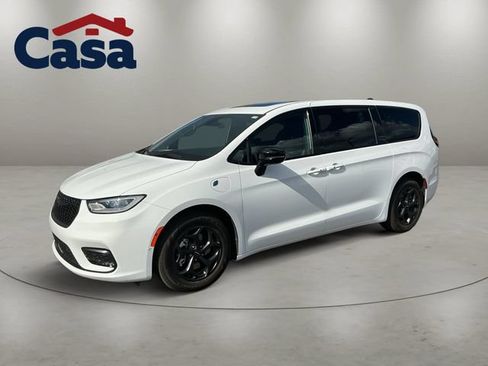 Used 2023 Chrysler Pacifica Limited w/ Uconnect Theater Family Group FWD image 1