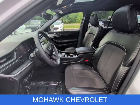 Used 2023 Jeep Grand Cherokee Altitude AWD/4WD image 19