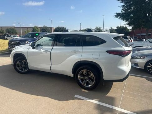 Used 2021 Toyota Highlander LE FWD image 5