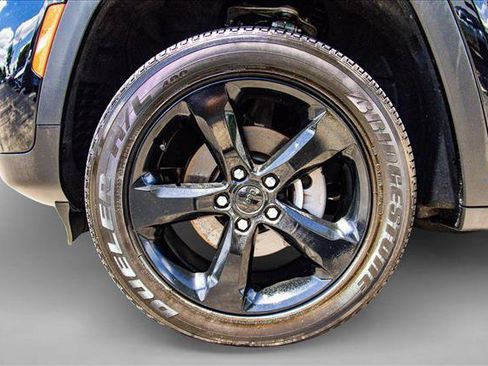 Used 2023 Jeep Grand Cherokee Altitude AWD/4WD image 9
