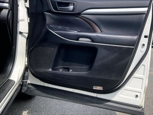 Used 2019 Toyota Highlander XLE AWD/4WD image 11