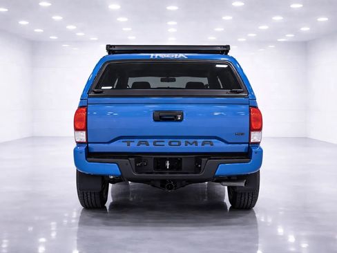 Used 2017 Toyota Tacoma TRD Sport w/ Premium & Technology Package image 4