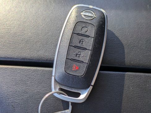 Used 2023 Nissan Rogue SV image 31