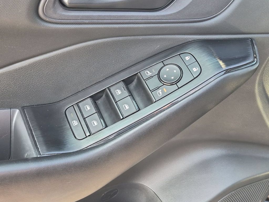 Used 2024 Nissan Rogue S AWD/4WD image 13
