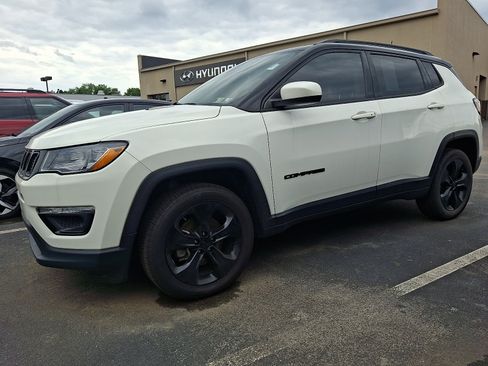 Used 2019 Jeep Compass Latitude AWD/4WD image 2