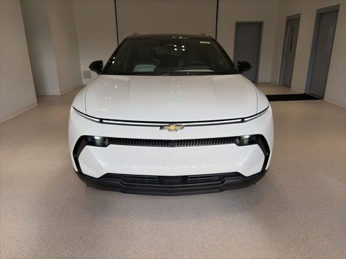 New 2026 Chevrolet Equinox EV LT image 2