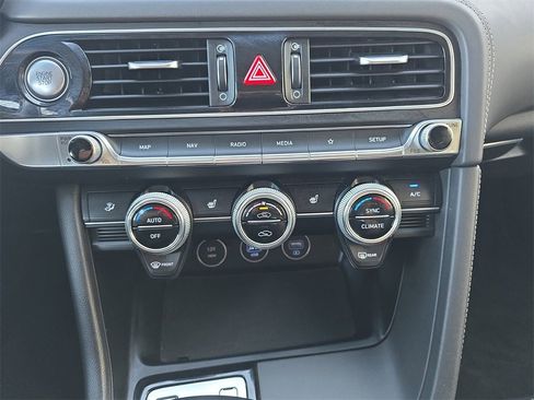 Used 2023 Genesis G70 2.0T image 23