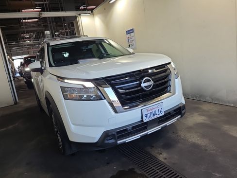 Used 2023 Nissan Pathfinder SL w/ SL Premium Package FWD image 4