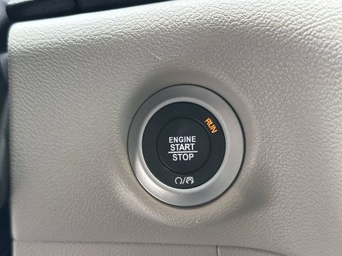 Used 2024 Chrysler Pacifica Touring-L image 40