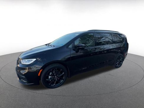 Used 2025 Chrysler Pacifica Limited image 8