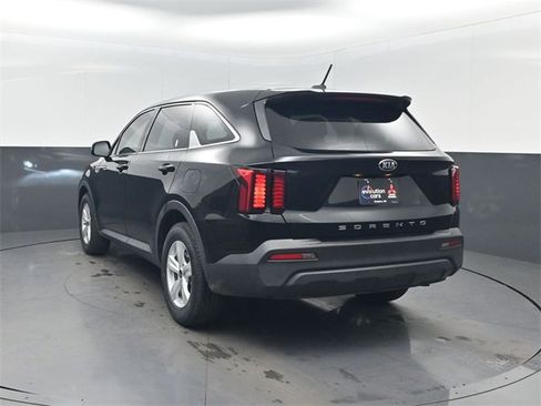 Used 2021 Kia Sorento LX image 3