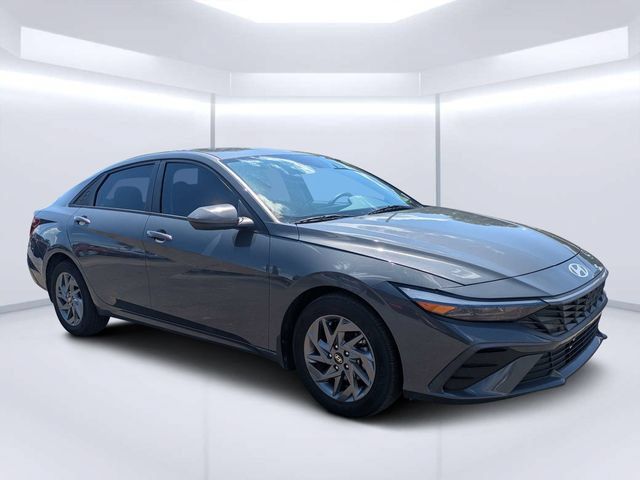 Used 2024 Hyundai Elantra SEL FWD image 1