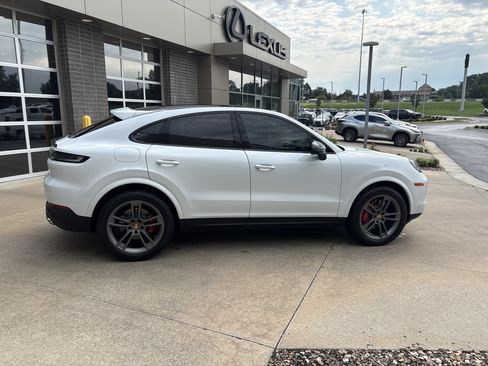 Used 2024 Porsche Cayenne S AWD/4WD image 29
