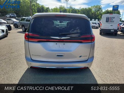 Used 2023 Chrysler Pacifica Touring-L FWD image 4