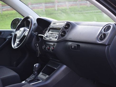Used 2014 Volkswagen Tiguan S image 16