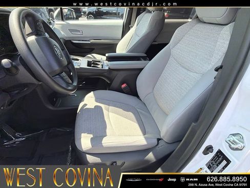 Used 2025 Toyota Sienna LE FWD image 21