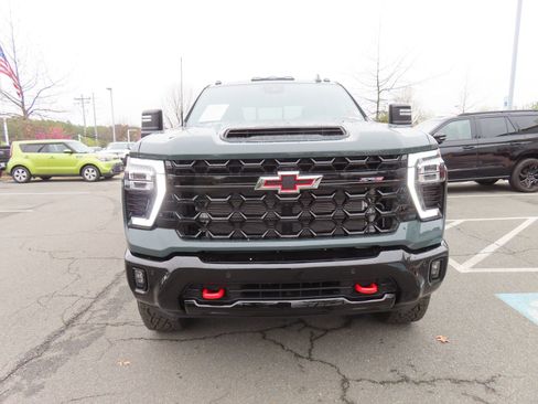 Used 2025 Chevrolet Silverado 2500 ZR2 w/ Technology Package AWD/4WD image 2
