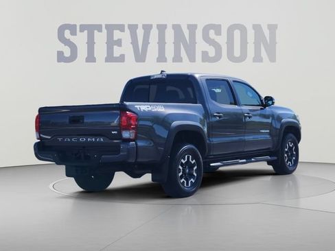 Used 2017 Toyota Tacoma TRD Off-Road w/ Premium & Technology Package AWD/4WD image 5