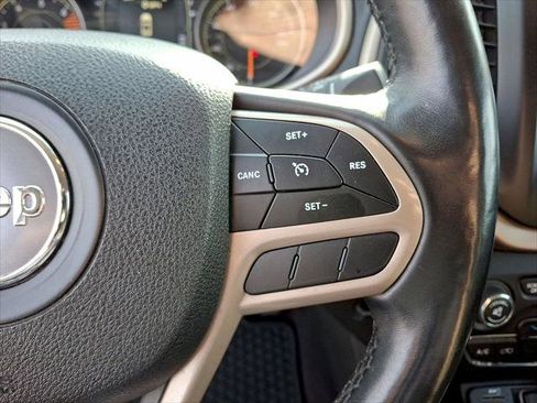 Used 2017 Jeep Cherokee 4WD Altitude image 17