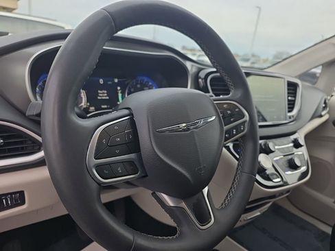 Used 2024 Chrysler Pacifica Touring-L image 9