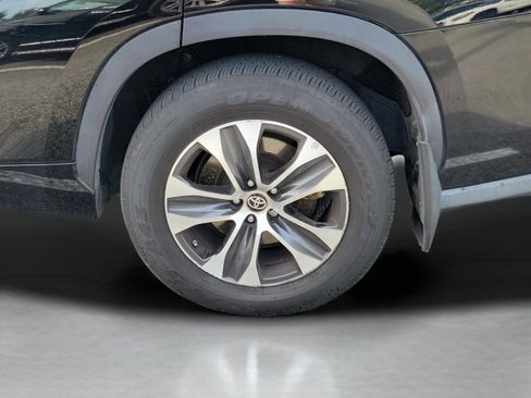 Used 2021 Toyota Highlander XLE AWD/4WD image 25