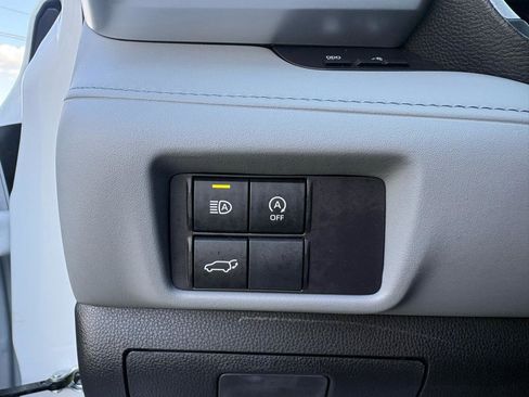 Used 2023 Toyota Highlander XLE AWD/4WD image 12