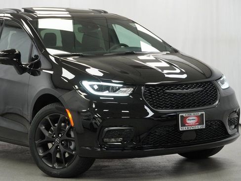 New 2026 Chrysler Pacifica Limited w/ S Appearance Package image 3