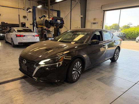 Used 2023 Nissan Altima 2.5 SV FWD image 3