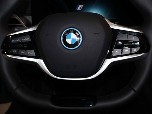 Certified 2025 BMW i4 eDrive40 w/ Premium Package RWD image 18