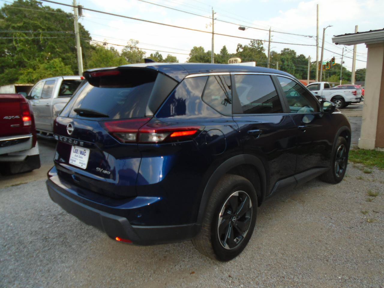 Used 2024 Nissan Rogue SV AWD/4WD image 4