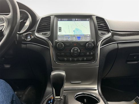 Used 2018 Jeep Grand Cherokee Limited image 22
