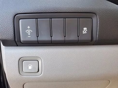 Used 2016 Kia Sedona LX w/ Option Group 020 FWD image 20