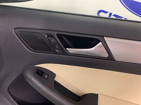 Used 2017 Volkswagen Jetta SE image 40