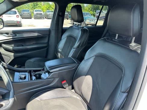 Used 2023 Jeep Grand Cherokee L Laredo AWD/4WD image 3