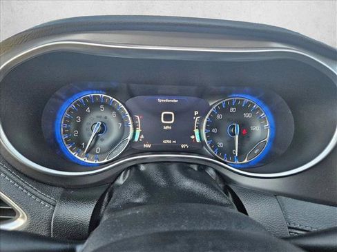 Used 2019 Chrysler Pacifica Limited FWD image 11