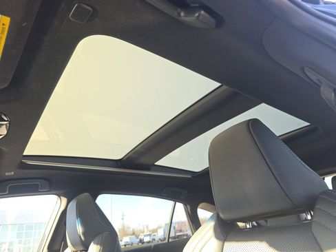 Used 2023 Toyota Venza Limited image 10