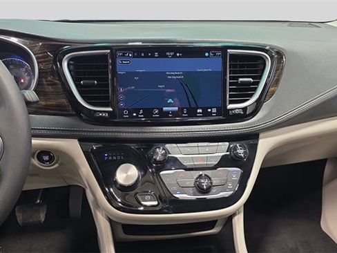 Used 2024 Chrysler Pacifica Limited image 18