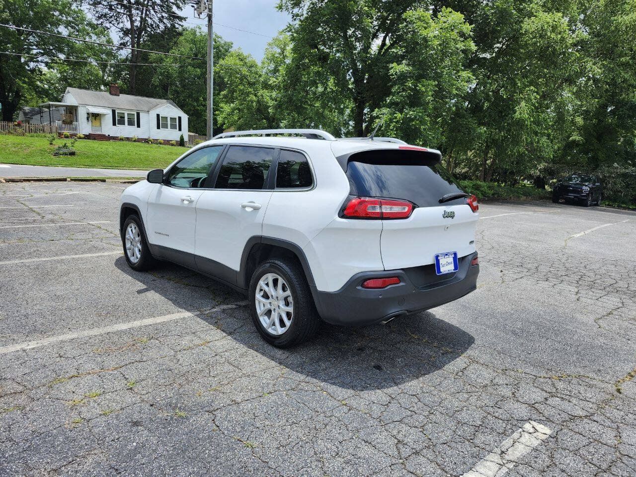 Used 2018 Jeep Cherokee Latitude w/ Mobile Office Group FWD image 17