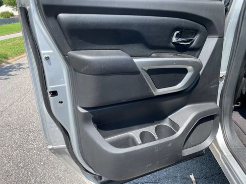 Used 2017 Nissan Titan SV image 23