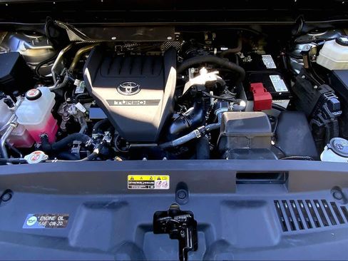 Used 2023 Toyota Highlander LE image 29