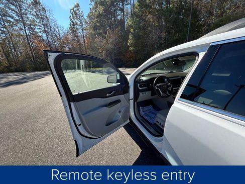 Used 2023 GMC Acadia SLT image 29