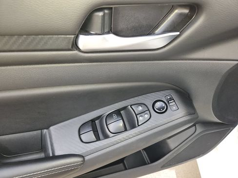 Used 2025 Nissan Altima 2.5 SV FWD image 29