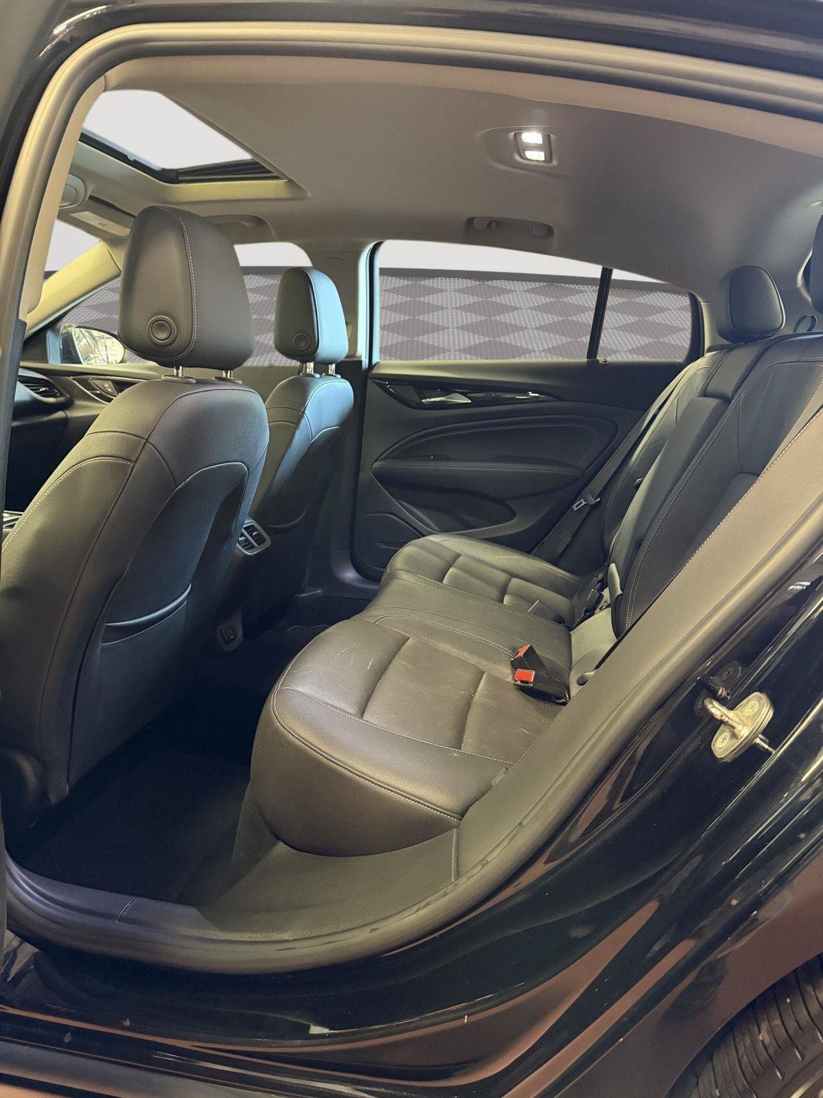 Used 2018 Buick Regal Essence FWD image 9