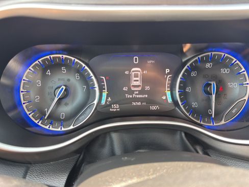 Used 2024 Chrysler Pacifica Touring-L FWD image 22