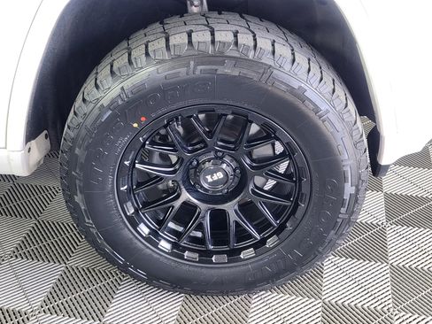 Used 2017 Jeep Grand Cherokee Altitude image 8