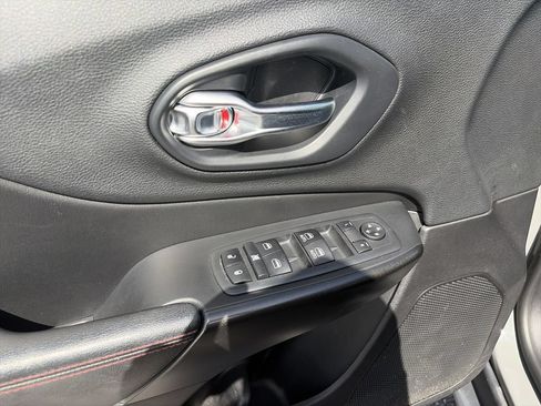 Used 2019 Jeep Cherokee Trailhawk w/ Cold Weather Group AWD/4WD image 19