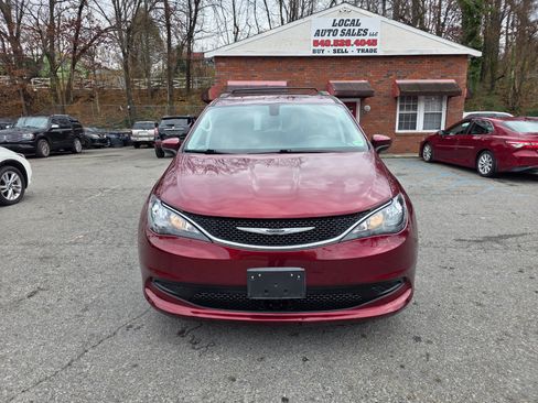 Used 2021 Chrysler Voyager Lxi image 2