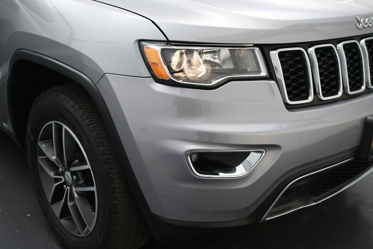 Used 2018 Jeep Grand Cherokee Limited AWD/4WD image 15