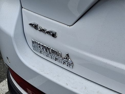 Used 2023 Jeep Grand Cherokee Laredo w/ Luxury Tech Group I image 17