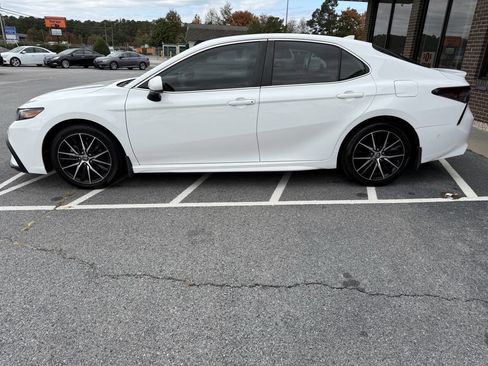 Used 2021 Toyota Camry SE image 11